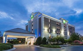 Holiday Inn Express & Suites Wilmington-University Ctr