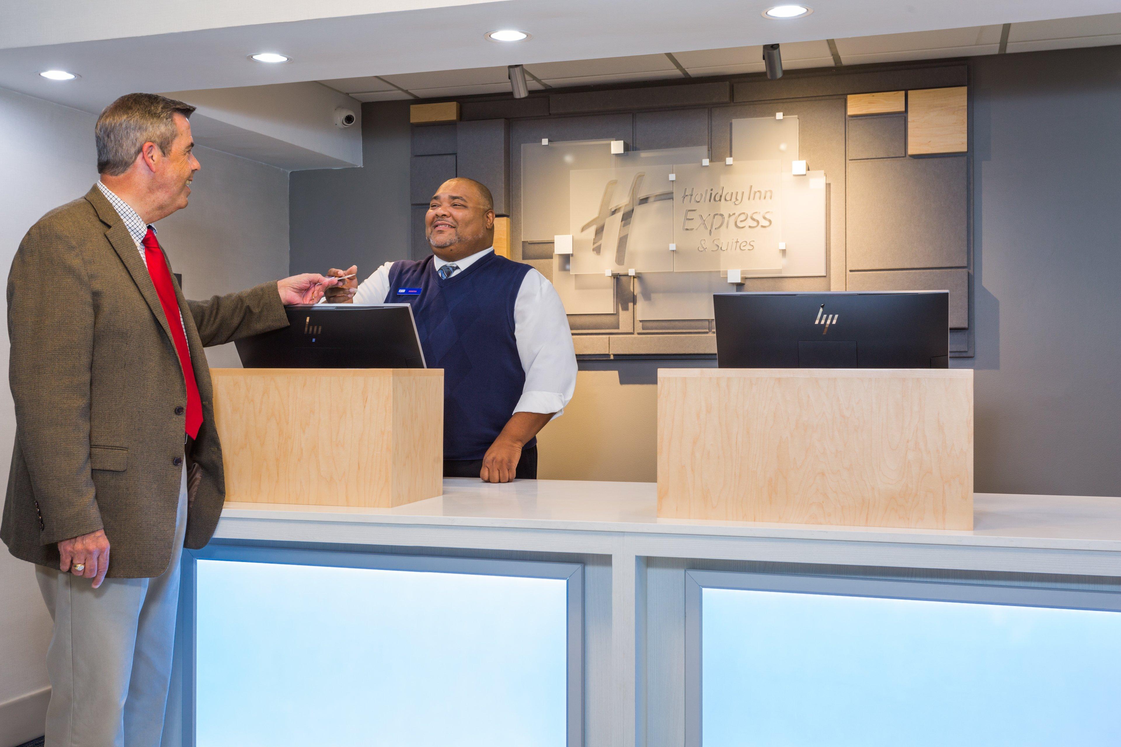 Holiday Inn Express & Suites Wilmington-University Center By Ihg Exterior photo