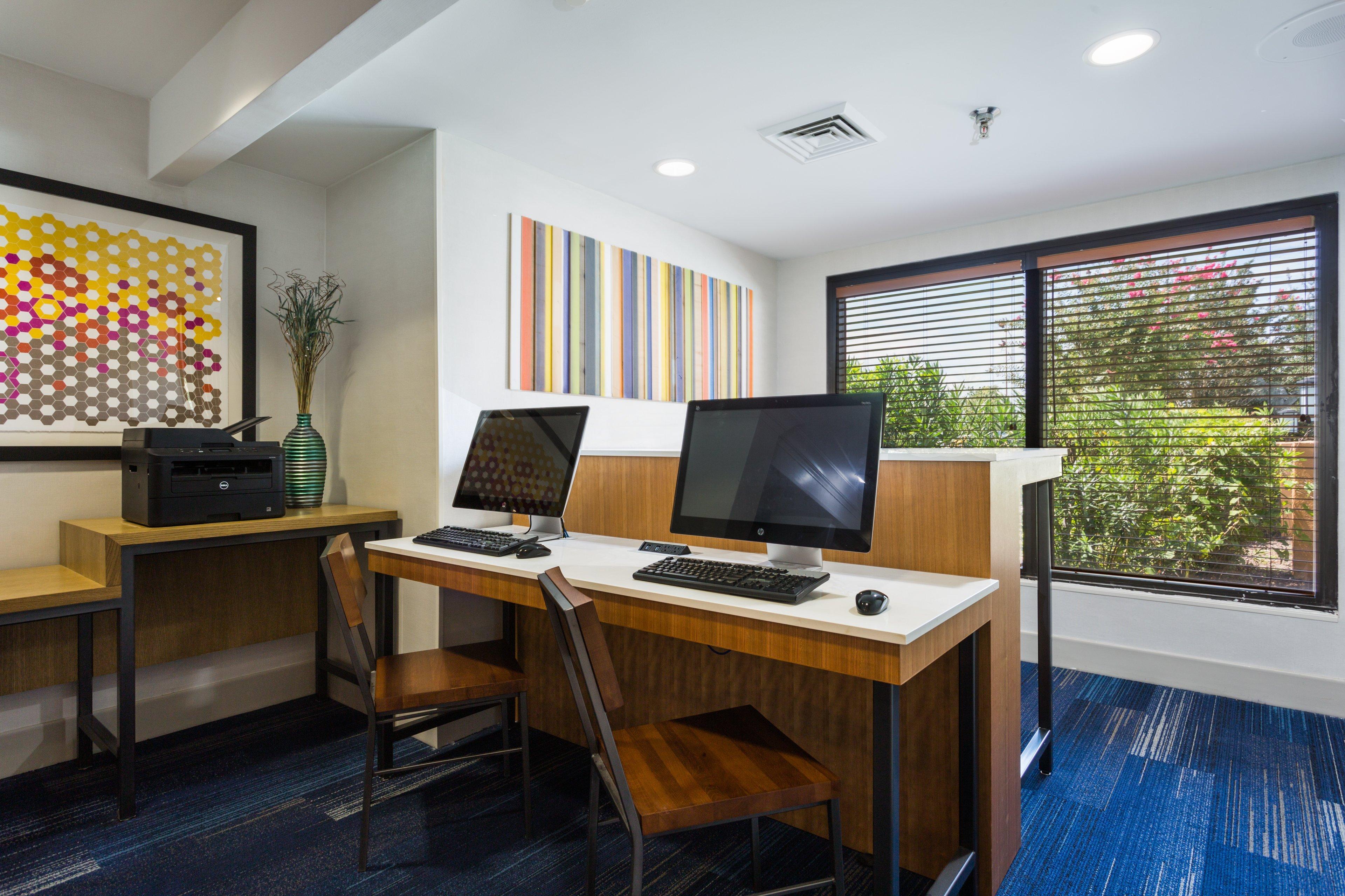 Holiday Inn Express & Suites Wilmington-University Center By Ihg Exterior photo