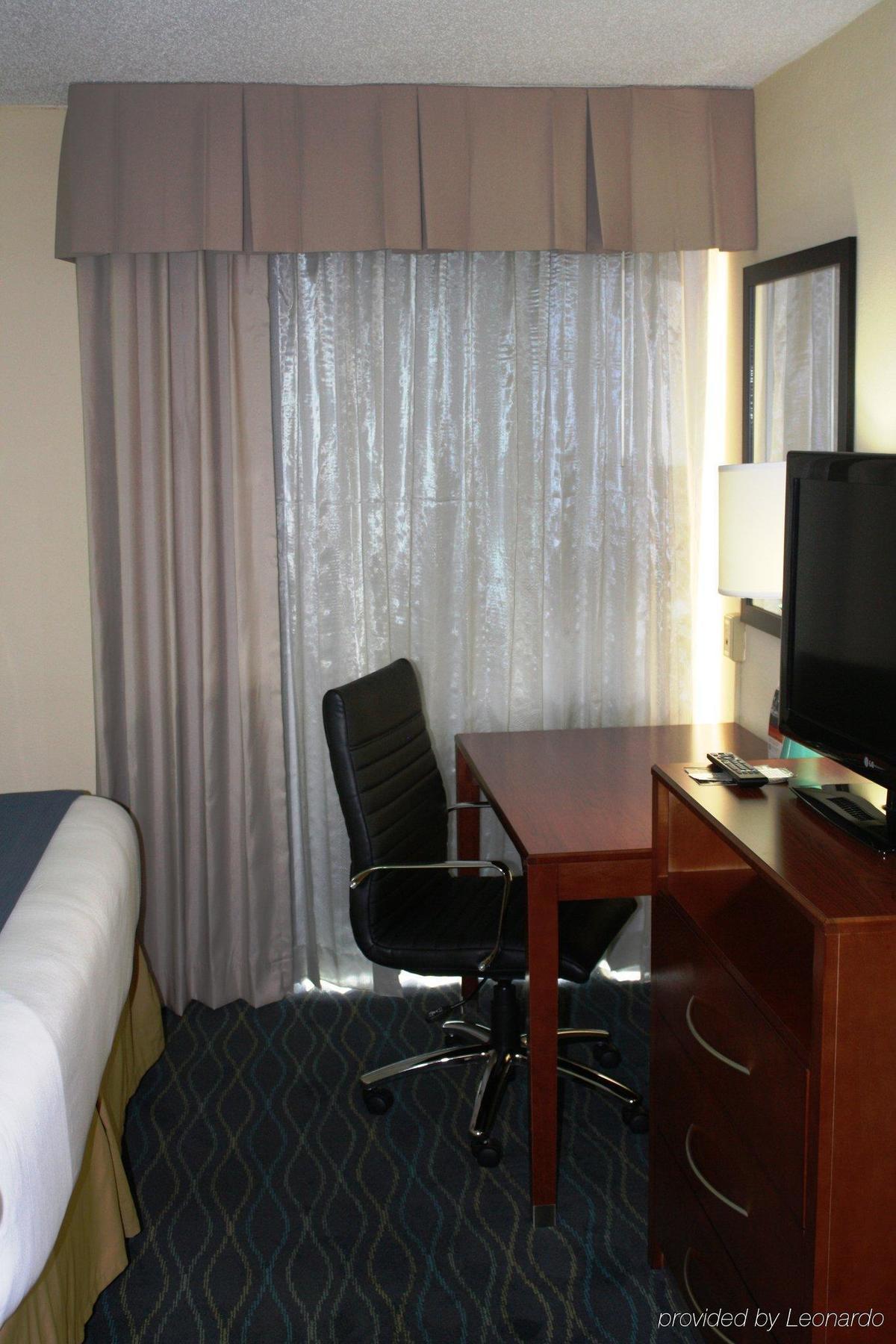 Holiday Inn Express & Suites Wilmington-University Center By Ihg Exterior photo