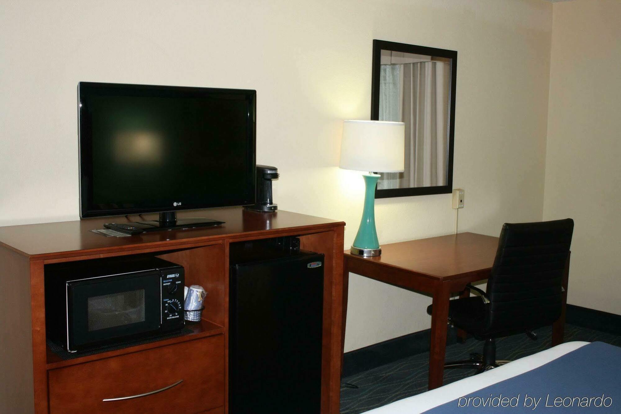 Holiday Inn Express & Suites Wilmington-University Center By Ihg Exterior photo